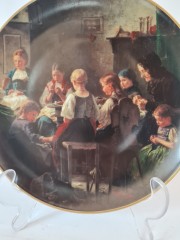 Hutschenreuther Декоратинвая тарелка "Урок вышивания" номерная 8119В, 20см, художник Vaulier, Германия, 1990г