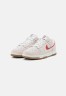 Nike Sportswear W DUNK SE Sneaker low summit white/phantom/cinnabar/off noir/yellow ochre/sail W DUNK SE Низкие кроссовки женские Summit White/Phantom/Cinnabar/off Noir/желтая охра/парус