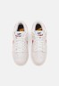 Nike Sportswear W DUNK SE Sneaker low summit white/phantom/cinnabar/off noir/yellow ochre/sail W DUNK SE Низкие кроссовки женские Summit White/Phantom/Cinnabar/off Noir/желтая охра/парус