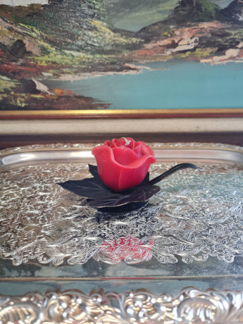 Свеча в виде алой розы на подставке, 14 x 6 см, Германия, 1960-70гг.