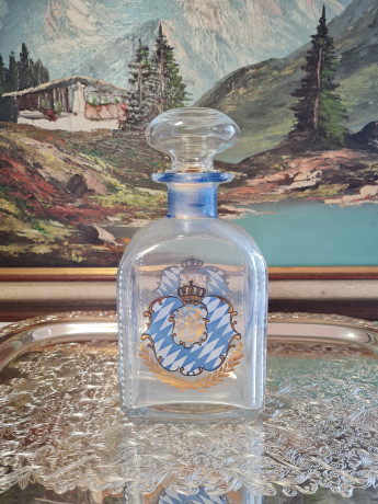 Бутылка для напитков винтажная, стекло с синим декором в виде герба, с крышкой, 20,5 x 8,5 см, Италия, 1960-70гг.