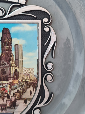 Тарелка декоративная керамическая с металлическим гербом PZ, 22,5 x 2 см, Германия, 1960-70гг.