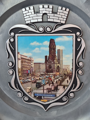 Тарелка декоративная керамическая с металлическим гербом PZ, 22,5 x 2 см, Германия, 1960-70гг.