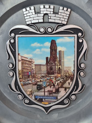 Тарелка декоративная керамическая с металлическим гербом PZ, 22,5 x 2 см, Германия, 1960-70гг.