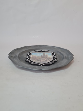 Тарелка декоративная керамическая с металлическим гербом PZ, 22,5 x 2 см, Германия, 1960-70гг.