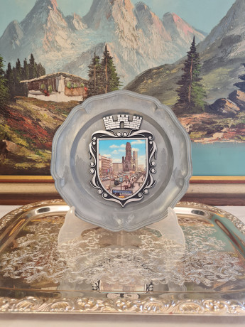 Тарелка декоративная керамическая с металлическим гербом PZ, 22,5 x 2 см, Германия, 1960-70гг.