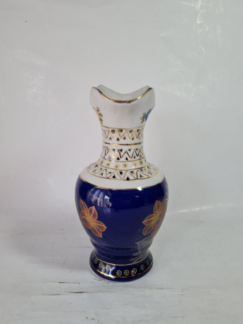 Ваза винтажная Linea Regal by Zago Adriano SPA, темно-сине-белая керамика с цветочным орнаментом и фактурным узором, 19 x 9 см, Германия, 1960-70гг.