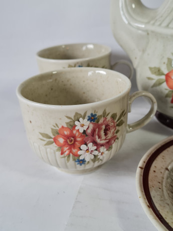 Набор чайный винтажный Winterling Marktleuthen Bavaria в бежевых тонах с крапинками и яркими цветами: чайник, чашки и блюдца, керамика, Германия, 1960-70гг.