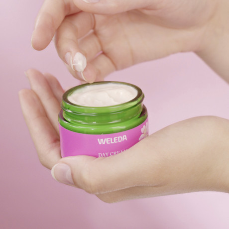 WELEDA Glaettende Tagespflege, 40 ml, Разглаживающий дневной крем с дикой розой и белым чаем при первых признаках старения, 40 мл