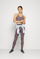 Tommy Hilfiger LIGHT INTENSITY  STRAP BRA Light support sports bra black LIGHT INTENSITY STRAP BRA Спортивный бюстгальтер с легкой поддержкой черный