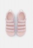 Nike Sportswear ICON CLASSIC Plateausandalette barely rose/white/pink oxford ICON CLASSIC сандалии на платформе едва розовый/белый/розовый оксфорд