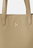 Tommy Hilfiger CASUAL SLIM TOTE Tote bag beige CASUAL SLIM TOTE Сумка-тоут бежевый