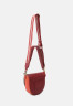 Tommy Hilfiger SADDLE Handbag regatta red / earth orange mix СЕДЛО сумочка регата красный / землисто-оранжевый микс