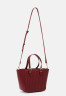 Tommy Hilfiger TIMELESS SMALL TOTE QUILTED Handbag rouge TIMELESS SMALL TOTE SQUILTED Сумка румяна