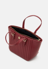 Tommy Hilfiger TIMELESS SMALL TOTE QUILTED Handbag rouge TIMELESS SMALL TOTE SQUILTED Сумка румяна