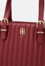 Tommy Hilfiger TIMELESS SMALL TOTE QUILTED Handbag rouge TIMELESS SMALL TOTE SQUILTED Сумка румяна