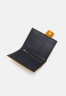 Tommy Hilfiger OUTLINE FLAP  Wallet crest gold-coloured OUTLINE FLAP Бумажник гребень золотистого цвета