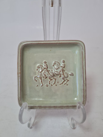 Тарелка винтажная квадратная Majolika Karlsruhe, светло-зеленая керамика "Наездники", 8,5 x 8,5 x 1,5 см, Германия, 1960-70гг.