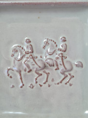 Тарелка винтажная квадратная Majolika Karlsruhe, светло-зеленая керамика &quot;Наездники&quot;, 8,5 x 8,5 x 1,5 см, Германия, 1960-70гг.