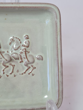 Тарелка винтажная квадратная Majolika Karlsruhe, светло-зеленая керамика "Наездники", 8,5 x 8,5 x 1,5 см, Германия, 1960-70гг.