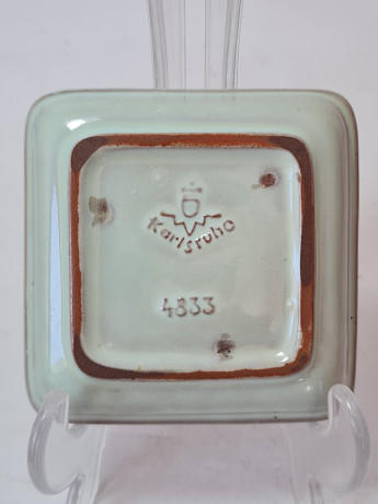 Тарелка винтажная квадратная Majolika Karlsruhe, светло-зеленая керамика "Наездники", 8,5 x 8,5 x 1,5 см, Германия, 1960-70гг.