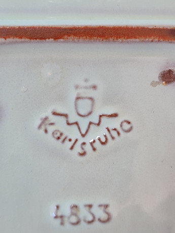 Тарелка винтажная квадратная Majolika Karlsruhe, светло-зеленая керамика "Наездники", 8,5 x 8,5 x 1,5 см, Германия, 1960-70гг.