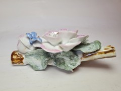 Staffordschire China Декоративная фигурка &quot;Шикарный цветок с голубой бабочкой&quot;, 15см x 5см, Китай, 1960-70гг.