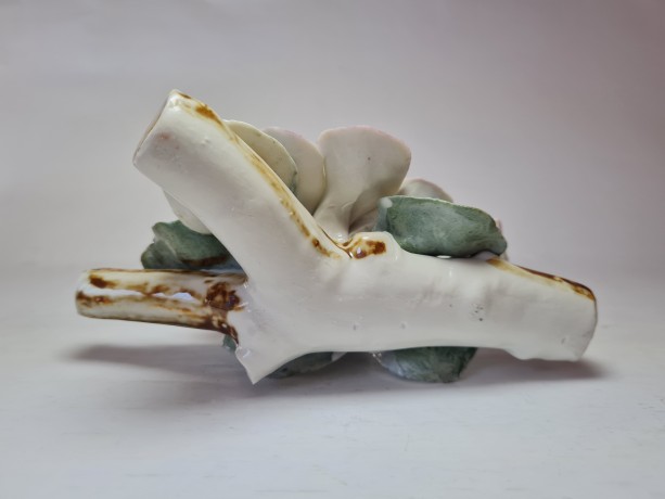 Staffordschire China Декоративная фигурка "Шикарный цветок с голубой бабочкой", 15см x 5см, Китай, 1960-70гг.