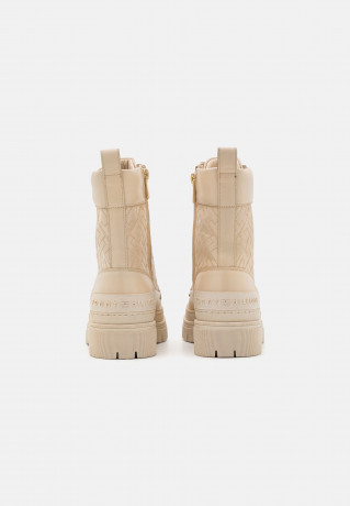 Tommy Hilfiger LACE UP ZIP BOOT MONOGRAM Platform ankle boots sugarcane LACE UP ZIP BOOT MONOGRAM Ботильоны на платформе сахарный тростник