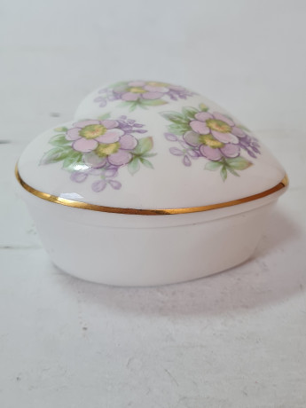 Шкатулка винтажная Royal Tara Irisch / Galway Ireland в форме сердца с лиловыми цветами, ручная работа, костяной фарфор, 6,5 см, Ирландия, 1960-70г.