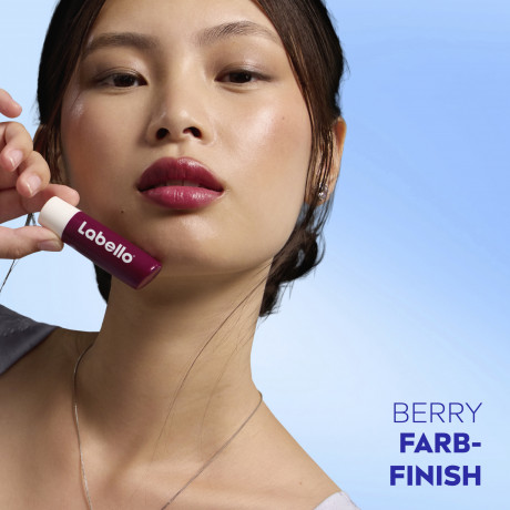 Labello Blackberry Blush, Оттеночный бальзам для губ с маслом ши и церамидами для питания и защиты от сухости, аромат ежевики, 4,8 г