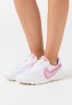 Nike Sportswear DAYBREAK Sneaker low white/atomic pink/university gold DAYBREAK Низкие кроссовки женские белый/атомно-розовый/университетское золото