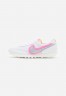 Nike Sportswear DAYBREAK Sneaker low white/atomic pink/university gold DAYBREAK Низкие кроссовки женские белый/атомно-розовый/университетское золото