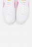 Nike Sportswear DAYBREAK Sneaker low white/atomic pink/university gold DAYBREAK Низкие кроссовки женские белый/атомно-розовый/университетское золото