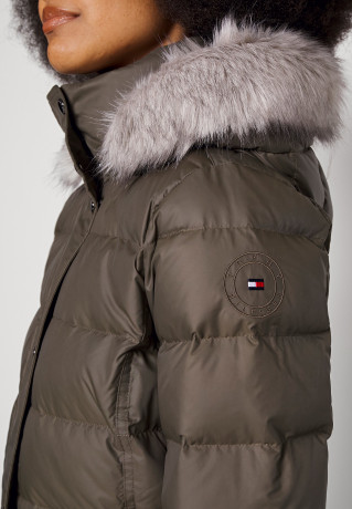 Tommy Hilfiger TYRA Down jacket army green TYRA Пуховик Армейский Зеленый