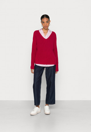 Tommy Hilfiger HAYANA CABLE V NECK SWEATER Jumper royal berry СВИТЕР HAYANA CABLE с V-образным вырезом Джемперы королевская ягода