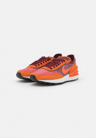 Nike Sportswear WAFFLE ONE Sneaker low dark beetroot/orange/sport spice/black/summit white WAFFLE ONE кроссовки женские низкие темная свекла/оранжевый/спортивные специи/черный/саммит белый