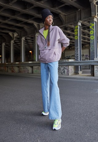 Nike Sportswear W AIR MAX BLISS NN Sneaker low volt/black metallic/silver summit/white cobblestone W AIR MAX BLISS NN Низкие кроссовки женские вольт/черный металлик/серебряная вершина/белый булыжник