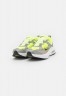 Nike Sportswear W AIR MAX BLISS NN Sneaker low volt/black metallic/silver summit/white cobblestone W AIR MAX BLISS NN Низкие кроссовки женские вольт/черный металлик/серебряная вершина/белый булыжник