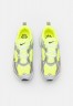 Nike Sportswear W AIR MAX BLISS NN Sneaker low volt/black metallic/silver summit/white cobblestone W AIR MAX BLISS NN Низкие кроссовки женские вольт/черный металлик/серебряная вершина/белый булыжник