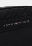 Tommy Hilfiger CENTRAL REPORTER UNISEX Across body bag black CENTRAL REPORTER UNISEX Сумка через плечо черный