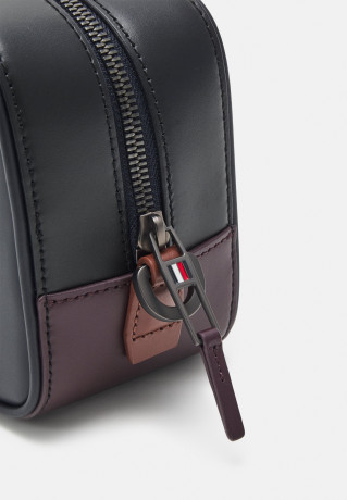 Tommy Hilfiger MODERN WASHBAG UNISEX Wash bag colour block MODERN WASHBAG UNISEX Мешок для стирки цветные блоки