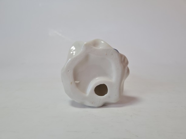 Винтажная фарфоровая статуэтка с позолотой "Леди в бело-сине платье с зонтиком", 17см x 6см, Германия, 1960-70гг.