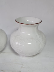 Вазы винтажные Seltmann Weiden с объемным декором и золотой каймой, фарфор, 2 шт.,10 x 8,5 см, Германия, 1960-70гг.