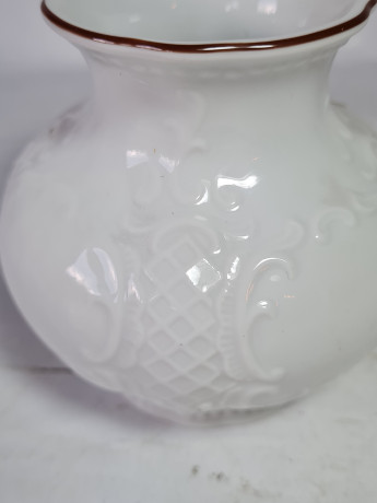 Вазы винтажные Seltmann Weiden с объемным декором и золотой каймой, фарфор, 2 шт.,10 x 8,5 см, Германия, 1960-70гг.