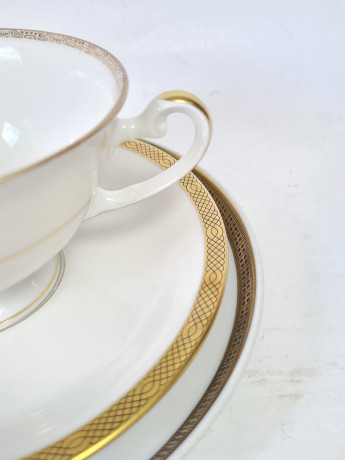Набор чайный винтажный Hutschenreuther, белый фарфор с золотым узором, трио - 2 шт., Германия, 1960-1970гг.