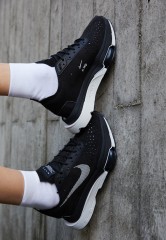 Nike Sportswear ZOOM TYPE Sneaker low black/summit white ZOOM TYPE Низкие кроссовки женские черный/высокобелый