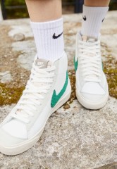 Nike Sportswear W BLAZER MID 77 Sneaker high summit white/gorge green/light silver/honeydew/moon fossil/light orewood brown W BLAZER MID 77 Высокие кроссовки женские вершина белый/зеленое ущелье/светло-серебристый/медвяная роса/лунная ископаемая/светло-ко