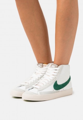 Nike Sportswear W BLAZER MID 77 Sneaker high summit white/gorge green/light silver/honeydew/moon fossil/light orewood brown W BLAZER MID 77 Высокие кроссовки женские вершина белый/зеленое ущелье/светло-серебристый/медвяная роса/лунная ископаемая/светло-ко