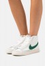Nike Sportswear W BLAZER MID 77 Sneaker high summit white/gorge green/light silver/honeydew/moon fossil/light orewood brown W BLAZER MID 77 Высокие кроссовки женские вершина белый/зеленое ущелье/светло-серебристый/медвяная роса/лунная ископаемая/светло-ко